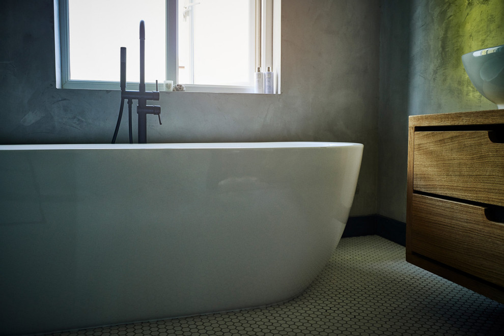 Exemple d'une salle de bain moderne en bois brun de taille moyenne pour enfant avec un placard en trompe-l'oeil, une baignoire indépendante, une douche ouverte, WC à poser, un mur gris, un sol en carrelage de terre cuite, une vasque, un sol jaune et aucune cabine.