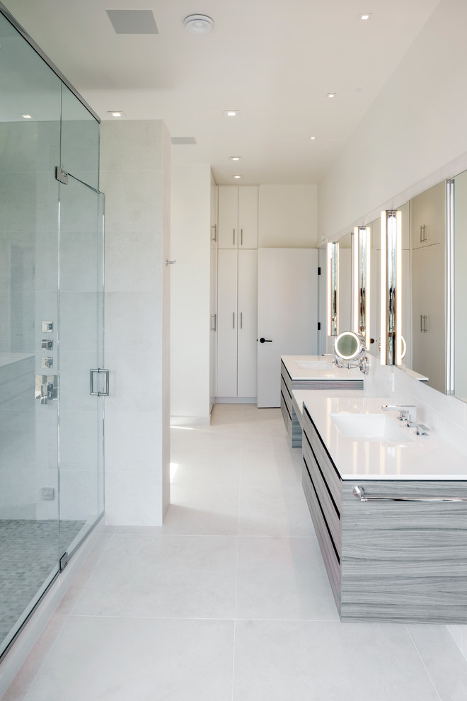 Ispirazione per una stanza da bagno moderna di medie dimensioni con lavabo sottopiano, consolle stile comò, top in marmo, piastrelle bianche, piastrelle in ceramica, pareti bianche e pavimento con piastrelle in ceramica