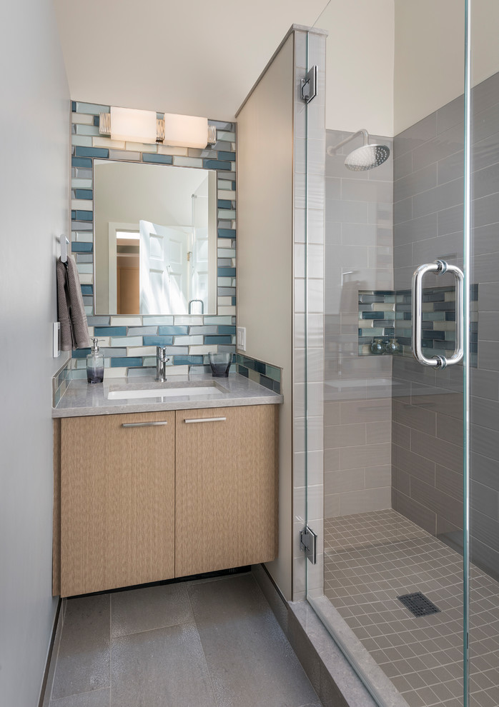 Источник вдохновения для домашнего уюта: ванная комната среднего размера в стиле неоклассика (современная классика) с плоскими фасадами, унитазом-моноблоком, серой плиткой, керамогранитной плиткой, бежевыми стенами, серым полом, светлыми деревянными фасадами, душем в нише, бетонным полом, душевой кабиной, врезной раковиной, столешницей из кварцита, душем с распашными дверями и серой столешницей