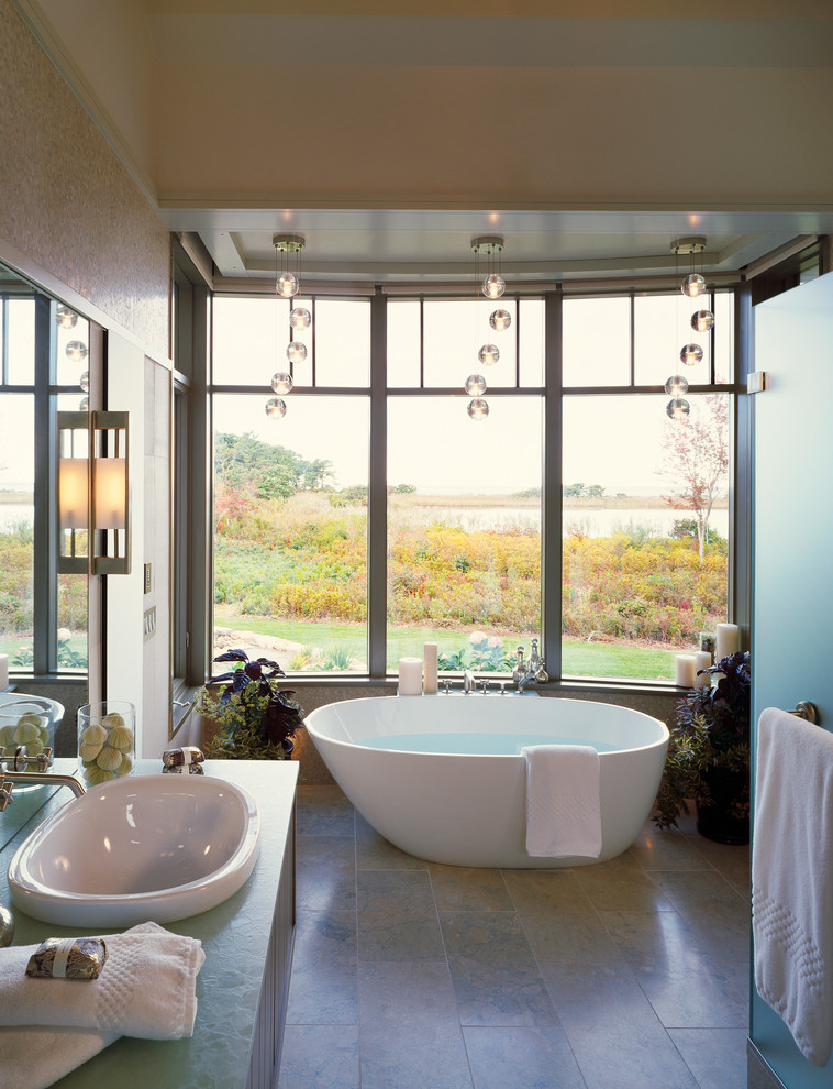 На фото: ванная комната в стиле неоклассика (современная классика) с коричневыми стенами и настольной раковиной с