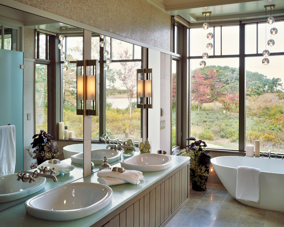 На фото: ванная комната в стиле неоклассика (современная классика) с отдельно стоящей ванной и настольной раковиной