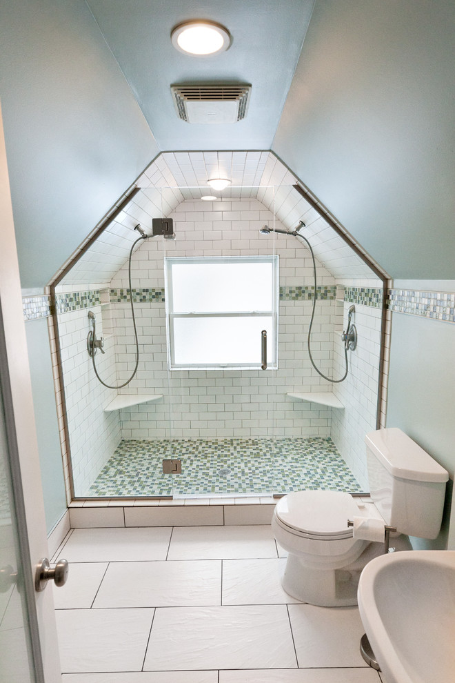 Modelo de cuarto de baño tradicional con ducha empotrada, baldosas y/o azulejos verdes, baldosas y/o azulejos en mosaico y ventanas