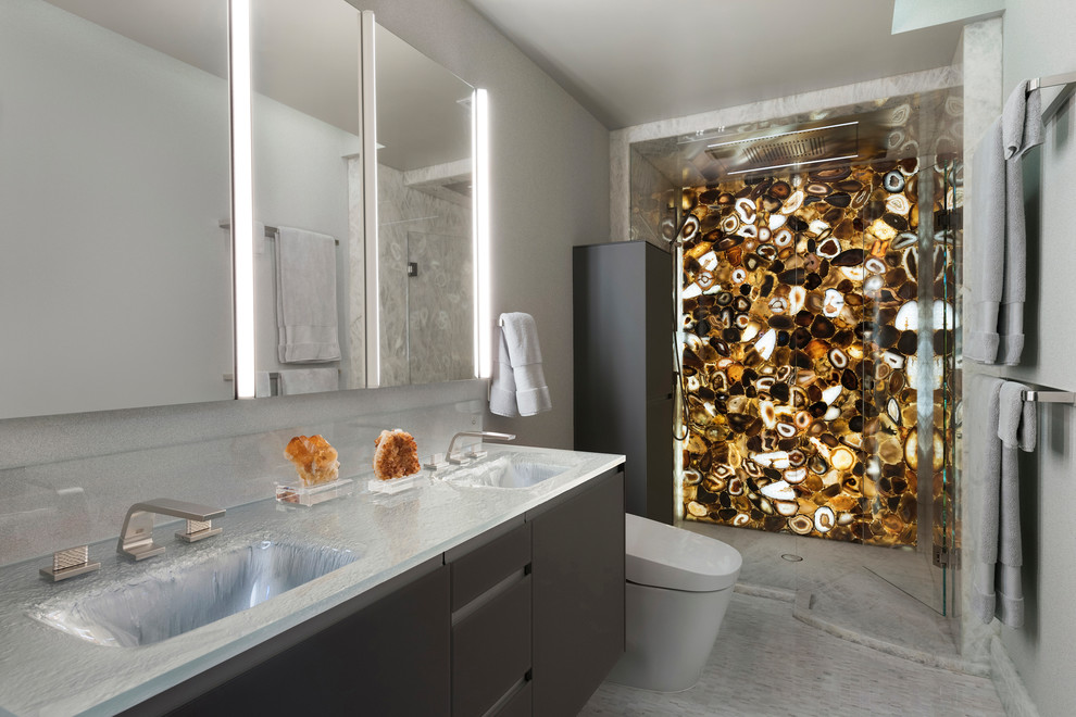 Свежая идея для дизайна: ванная комната в современном стиле с плоскими фасадами, серыми фасадами, душем в нише, разноцветной плиткой, серыми стенами, душевой кабиной, монолитной раковиной, белым полом и душем с распашными дверями - отличное фото интерьера