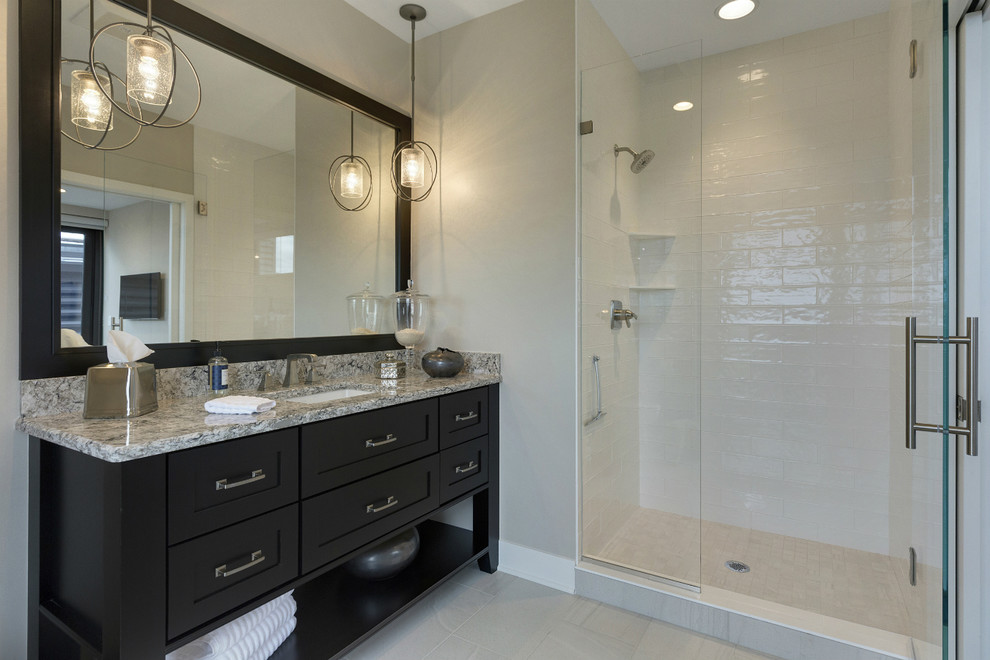 Идея дизайна: главная ванная комната среднего размера в стиле неоклассика (современная классика) с фасадами с утопленной филенкой, черными фасадами и белой плиткой