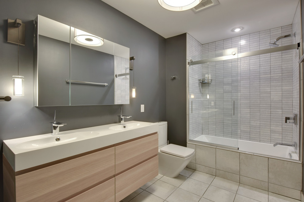 Photo of a modern bathroom in Minneapolis.