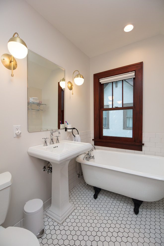 Idéer för ett litet klassiskt badrum, med ett badkar med tassar, en dusch i en alkov, vit kakel, tunnelbanekakel, vita väggar, klinkergolv i keramik, ett piedestal handfat, vitt golv och dusch med gångjärnsdörr