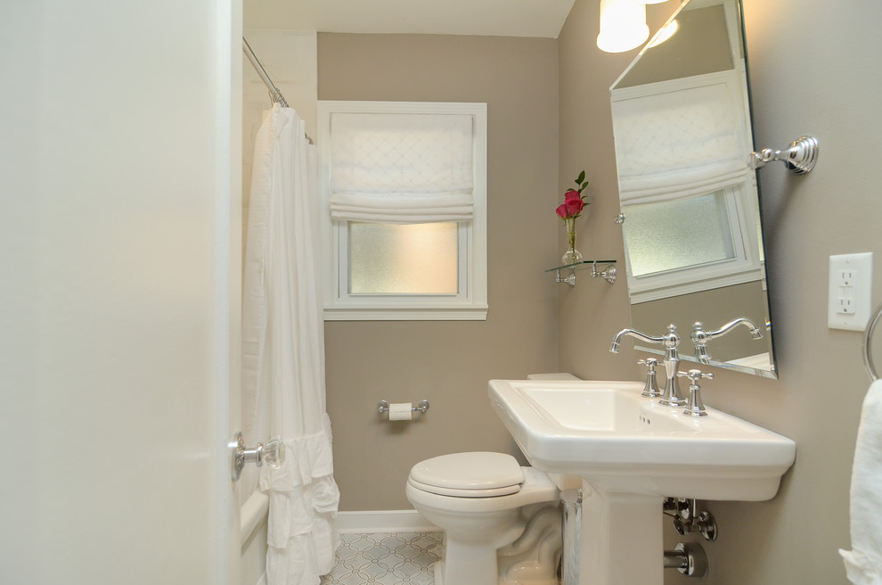 Inredning av ett klassiskt litet brun brunt badrum med dusch, med ett badkar i en alkov, en dusch/badkar-kombination, en toalettstol med separat cisternkåpa, grå kakel, grå väggar, mosaikgolv, ett piedestal handfat, blått golv, dusch med duschdraperi och marmorkakel