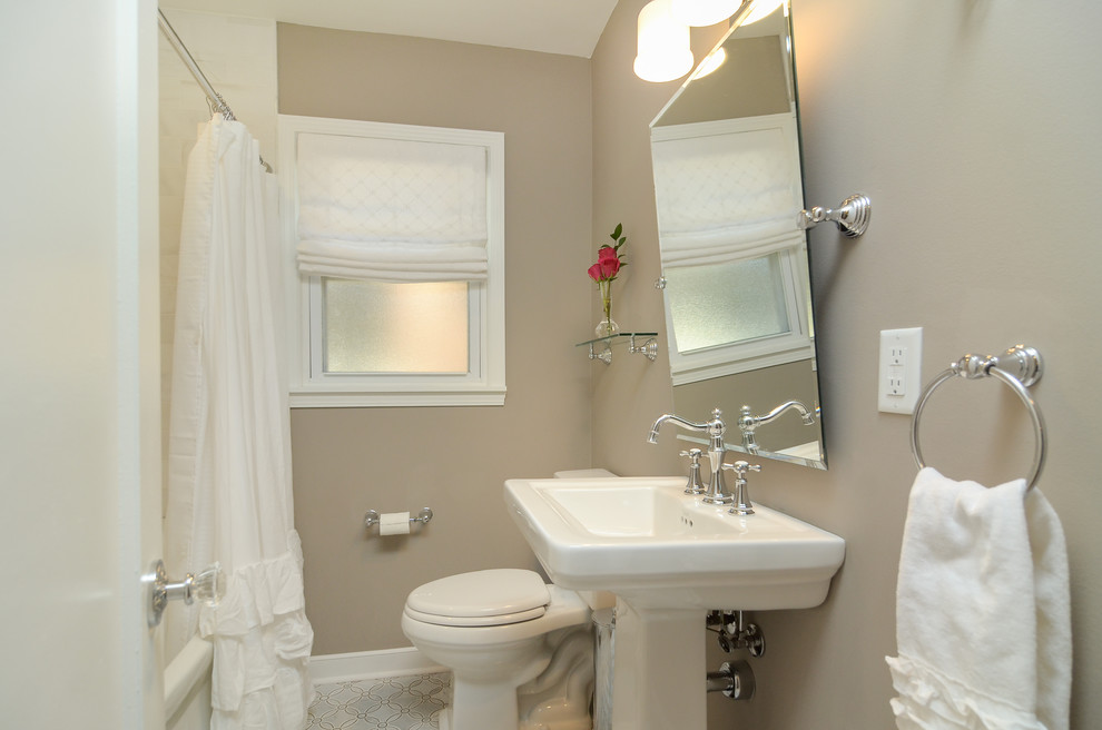 Cette photo montre une petite salle d'eau chic avec une baignoire en alcôve, un combiné douche/baignoire, WC séparés, un carrelage gris, un mur gris, un sol en carrelage de terre cuite, un lavabo de ferme, un sol bleu, une cabine de douche avec un rideau, du carrelage en marbre et un plan de toilette marron.