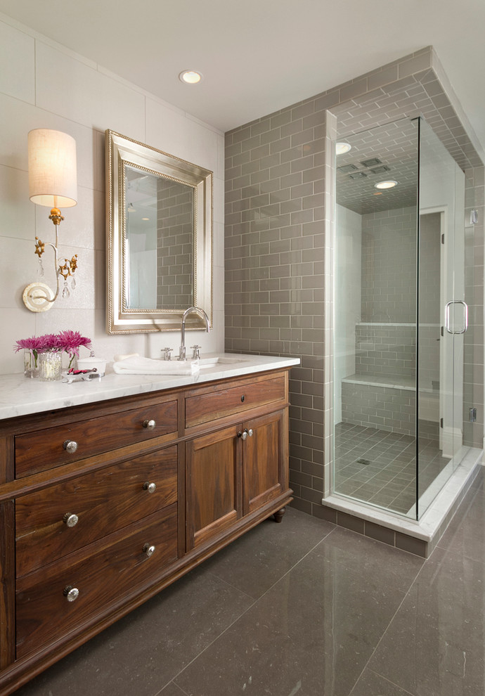 Idée de décoration pour une salle de bain tradition en bois foncé avec un sol gris.