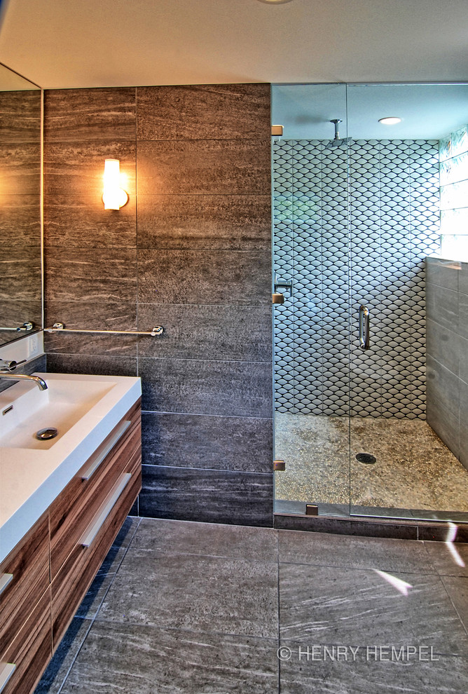 Cette image montre une grande douche en alcôve principale minimaliste en bois brun avec un lavabo posé, un placard à porte plane, un plan de toilette en marbre, un carrelage gris, des carreaux de porcelaine, un mur blanc et un sol en ardoise.