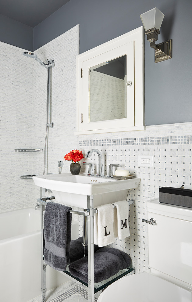 Inspiration för ett mellanstort vintage badrum med dusch, med grå väggar, med dusch som är öppen, öppna hyllor, ett badkar i en alkov, en dusch/badkar-kombination, en toalettstol med separat cisternkåpa, flerfärgad kakel, ett konsol handfat och flerfärgat golv