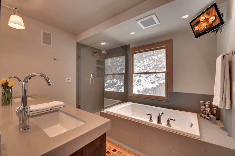 Inspiration pour une douche en alcôve design avec un lavabo encastré, une baignoire posée et un carrelage beige.