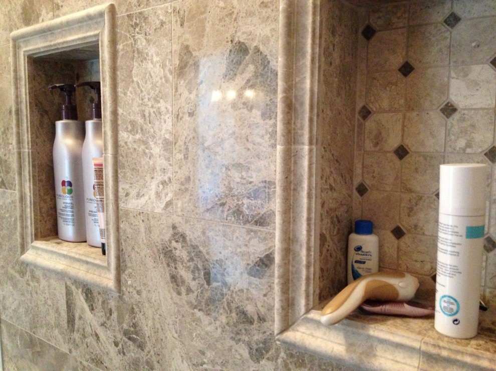 На фото: ванная комната в классическом стиле с открытым душем, биде, коричневой плиткой, каменной плиткой и мраморным полом с