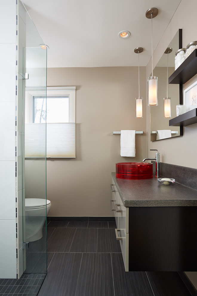Exempel på ett litet modernt badrum, med ett fristående handfat, släta luckor, grå skåp, bänkskiva i betong, en kantlös dusch, en toalettstol med hel cisternkåpa, svart kakel, porslinskakel, grå väggar och klinkergolv i porslin