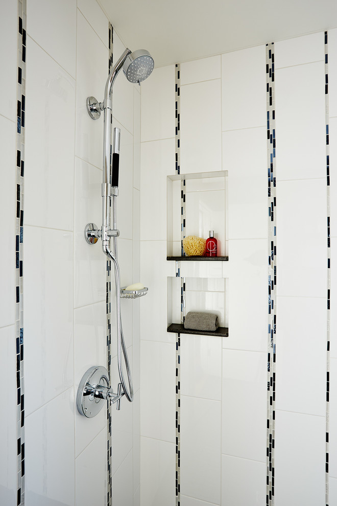 Diseño de cuarto de baño contemporáneo pequeño con encimera de cemento, ducha a ras de suelo, baldosas y/o azulejos blancos, baldosas y/o azulejos de cerámica, paredes blancas y suelo de baldosas de porcelana