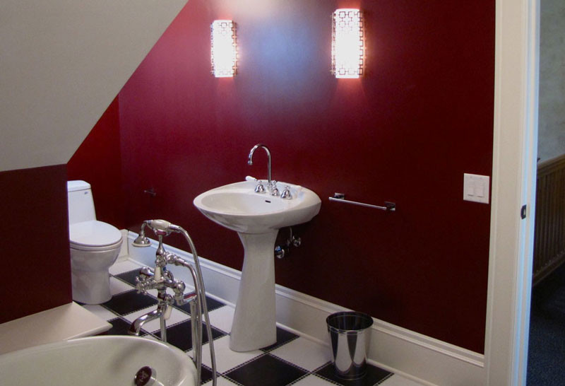 Источник вдохновения для домашнего уюта: ванная комната в классическом стиле с фасадами с декоративным кантом, белыми фасадами, ванной на ножках, унитазом-моноблоком, черно-белой плиткой, керамической плиткой, красными стенами, полом из керамической плитки, душевой кабиной и раковиной с пьедесталом
