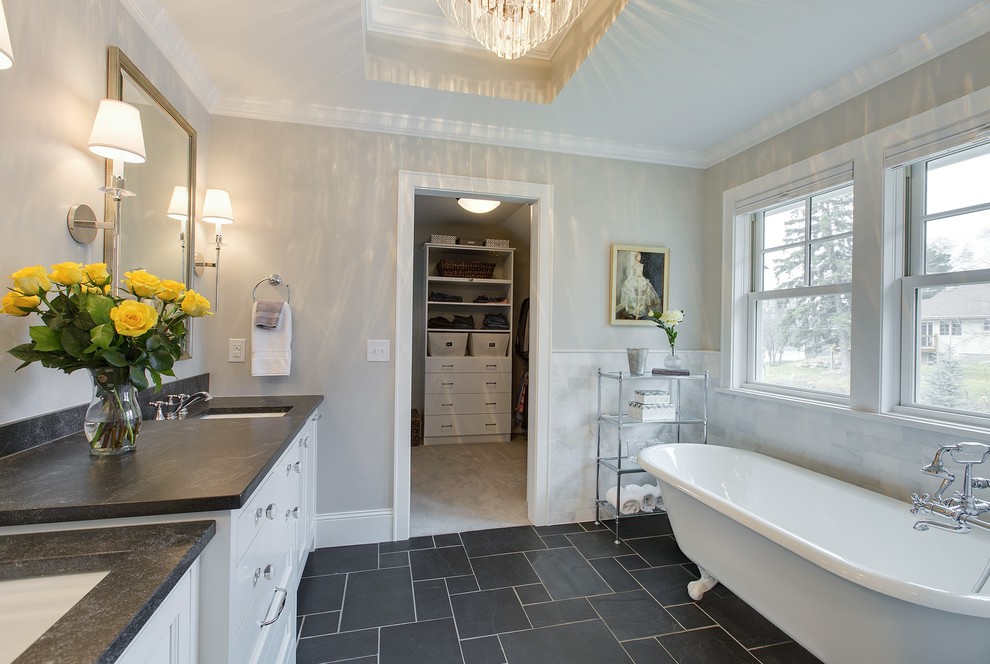 Inspiration för ett stort vintage en-suite badrum, med luckor med infälld panel, vita skåp, ett badkar med tassar, en öppen dusch, beige kakel, tunnelbanekakel, beige väggar, skiffergolv, ett undermonterad handfat och bänkskiva i täljsten