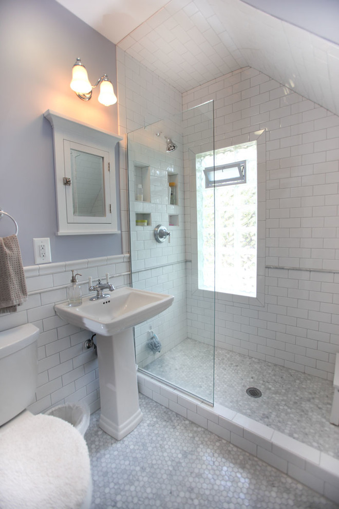 Klassisk inredning av ett mellanstort badrum med dusch, med ett piedestal handfat, en öppen dusch, vit kakel, tunnelbanekakel, lila väggar, en toalettstol med separat cisternkåpa, mosaikgolv, med dusch som är öppen och grått golv