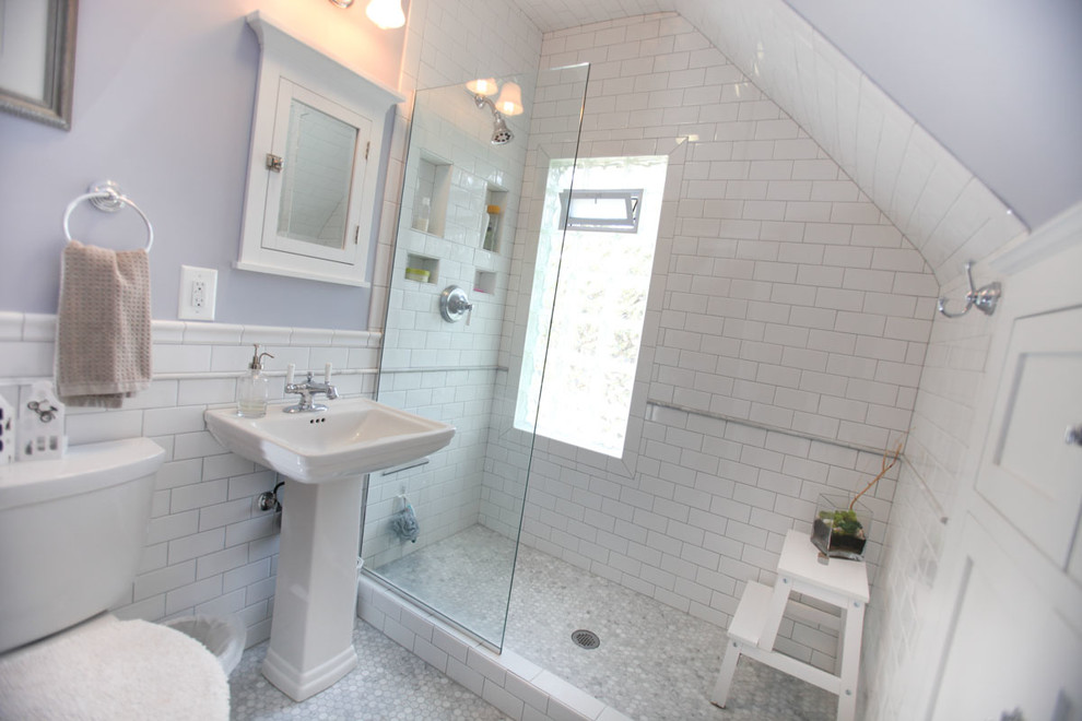 Стильный дизайн: ванная комната среднего размера в классическом стиле с фасадами с утопленной филенкой, белыми фасадами, открытым душем, раздельным унитазом, серой плиткой, белой плиткой, каменной плиткой, фиолетовыми стенами, полом из мозаичной плитки, душевой кабиной, раковиной с пьедесталом и столешницей из искусственного камня - последний тренд
