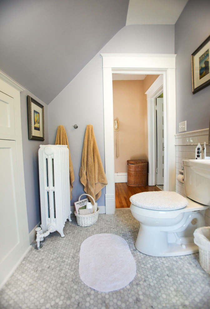 Идея дизайна: ванная комната среднего размера в классическом стиле с фасадами с утопленной филенкой, белыми фасадами, открытым душем, раздельным унитазом, серой плиткой, белой плиткой, каменной плиткой, фиолетовыми стенами, полом из мозаичной плитки, душевой кабиной, раковиной с пьедесталом и столешницей из искусственного камня