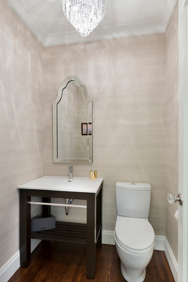 ミネアポリスにある高級な中くらいなトラディショナルスタイルのおしゃれなトイレ・洗面所 (オープンシェルフ、濃色木目調キャビネット、分離型トイレ、ベージュの壁、濃色無垢フローリング、ペデスタルシンク) の写真