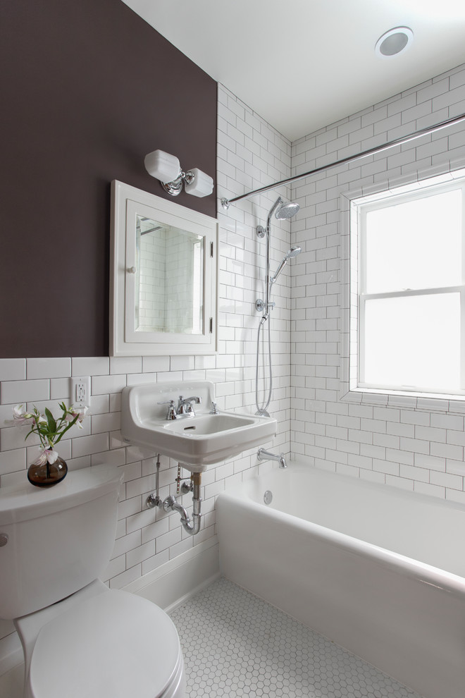 Стильный дизайн: маленькая ванная комната в классическом стиле с ванной в нише, душем над ванной, унитазом-моноблоком, белой плиткой, плиткой кабанчик, фиолетовыми стенами, полом из мозаичной плитки, подвесной раковиной, белым полом и шторкой для ванной для на участке и в саду - последний тренд