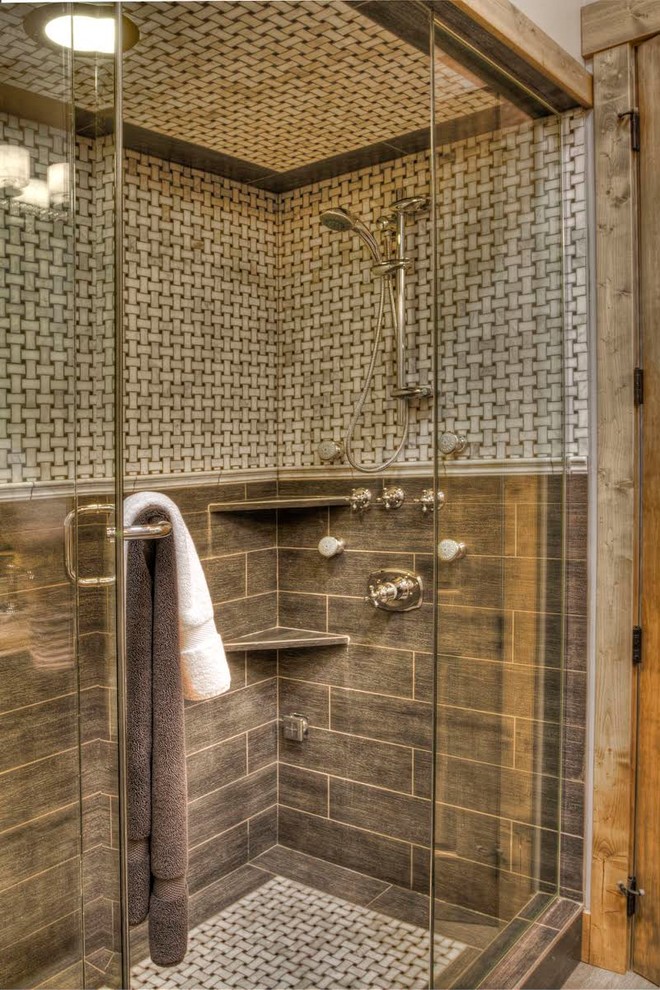 ミネアポリスにあるラスティックスタイルのおしゃれな浴室の写真