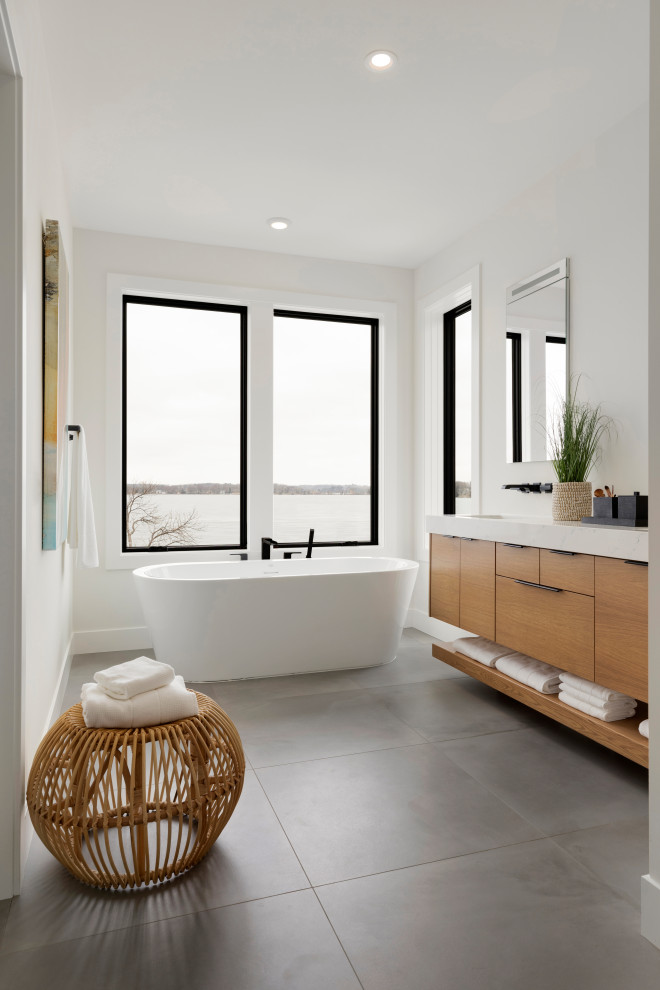 Idéer för ett mellanstort modernt vit en-suite badrum, med släta luckor, beige skåp, ett fristående badkar, en kantlös dusch, en toalettstol med hel cisternkåpa, vita väggar, cementgolv, ett undermonterad handfat, marmorbänkskiva, grått golv och med dusch som är öppen