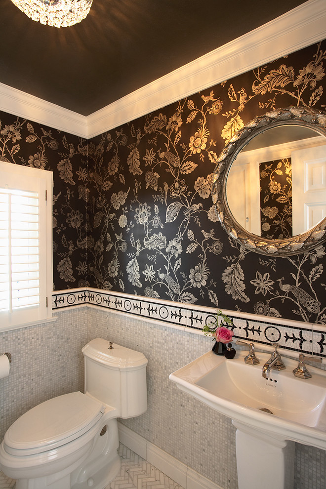 Esempio di una stanza da bagno classica con piastrelle a mosaico, lavabo a colonna e pareti multicolore