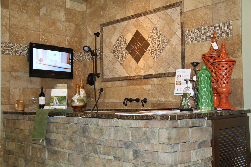 Пример оригинального дизайна: ванная комната в средиземноморском стиле с полновстраиваемой ванной, бежевой плиткой, каменной плиткой и бежевыми стенами