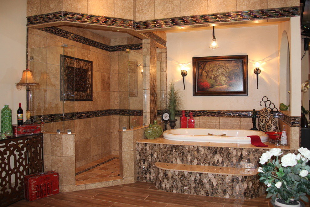 Идея дизайна: большая главная ванная комната в стиле кантри с накладной ванной, угловым душем, бежевой плиткой, каменной плиткой и паркетным полом среднего тона