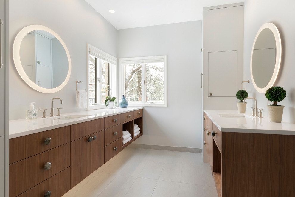 Cette image montre une salle de bain principale design en bois foncé avec un placard à porte plane, un sol en carrelage de céramique, un lavabo encastré, un plan de toilette en quartz modifié, un sol gris, un plan de toilette blanc et un mur gris.