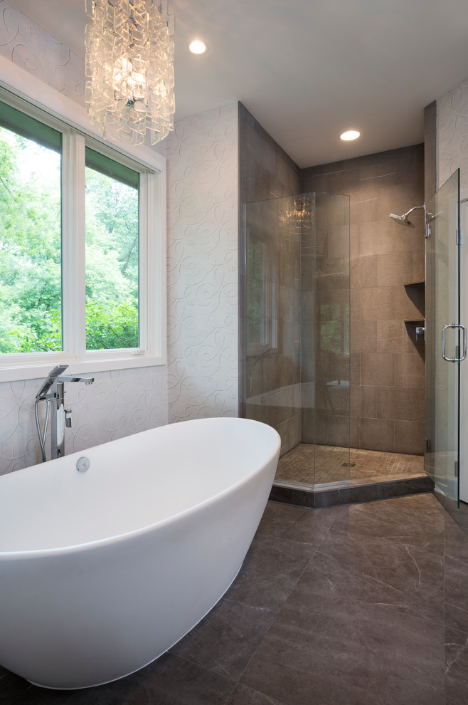 Immagine di una stanza da bagno design con ante bianche, top in quarzite, vasca freestanding, doccia ad angolo, piastrelle marroni, piastrelle in ceramica, pareti grigie e pavimento in marmo