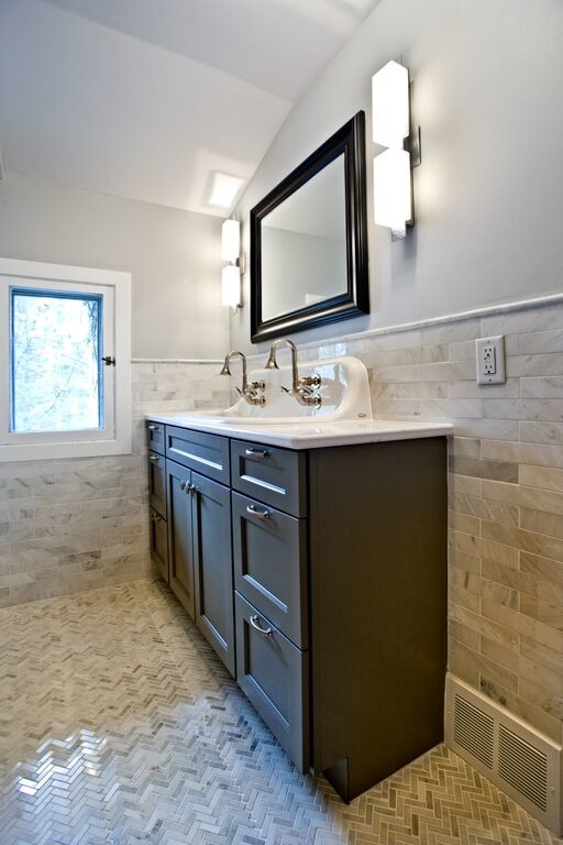 Foto på ett mellanstort vintage vit badrum, med luckor med infälld panel, bruna skåp, grå kakel, grå väggar, mosaikgolv, ett nedsänkt handfat och grått golv