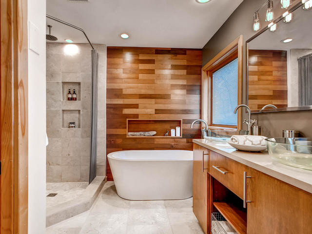 Cette photo montre une grande salle de bain principale moderne en bois brun avec un placard en trompe-l'oeil, une baignoire indépendante, une douche d'angle, WC à poser, un carrelage blanc, des carreaux de céramique, un mur beige, un sol en carrelage de céramique, une vasque et un plan de toilette en marbre.