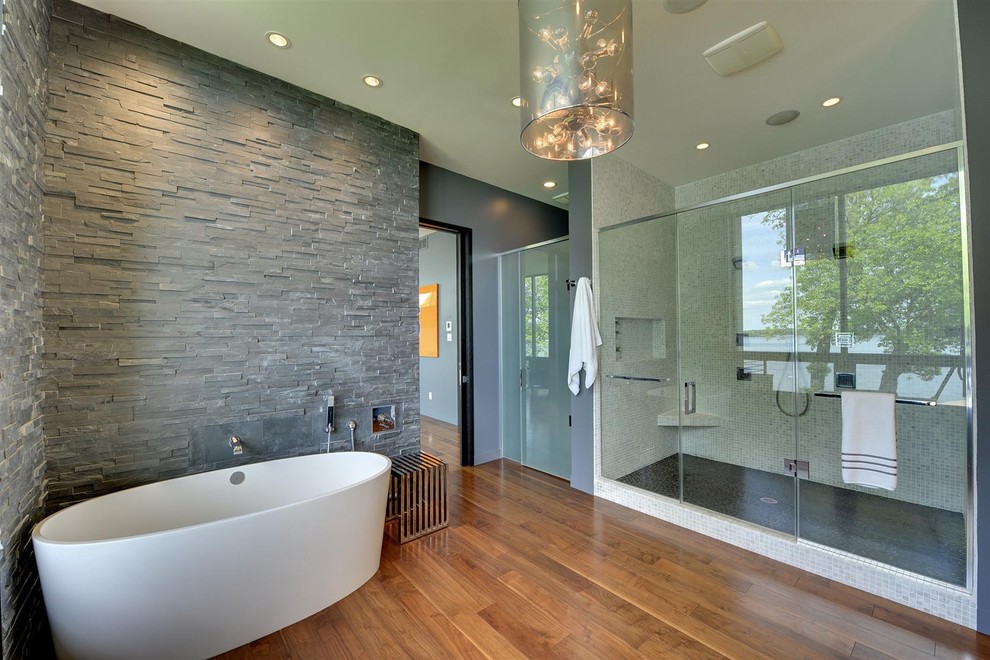 Modernes Badezimmer mit freistehender Badewanne und Schieferfliesen in Minneapolis