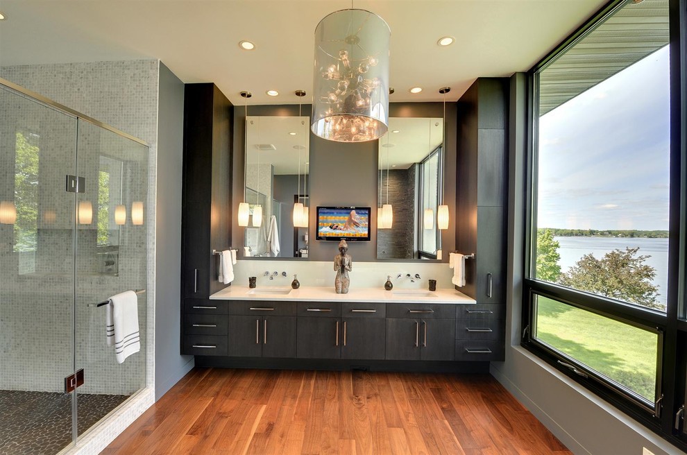 Идея дизайна: ванная комната в современном стиле с плоскими фасадами, черными фасадами и душем в нише
