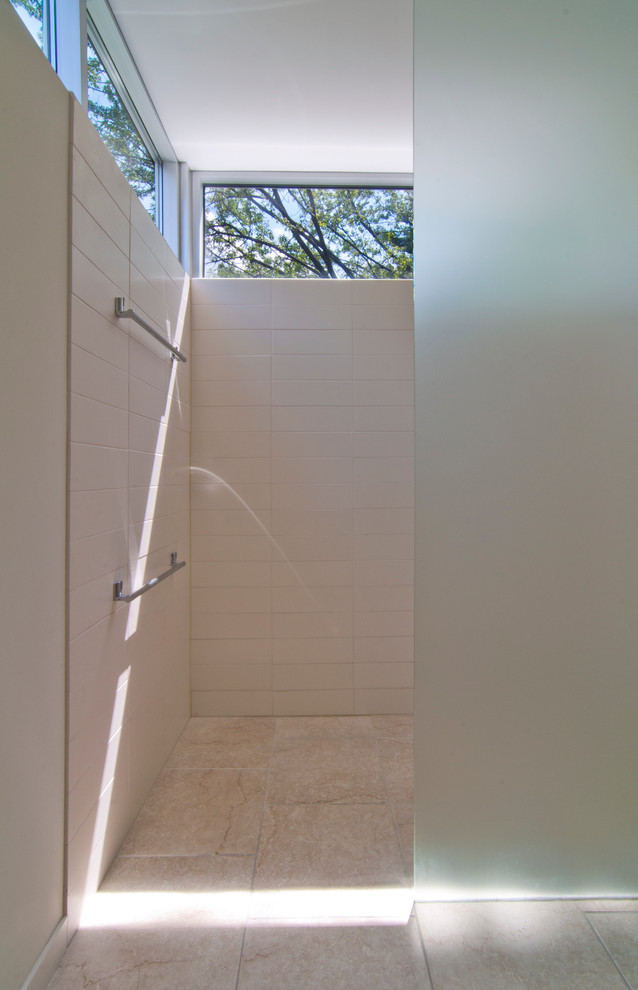 Exemple d'une salle de bain moderne avec une douche à l'italienne.