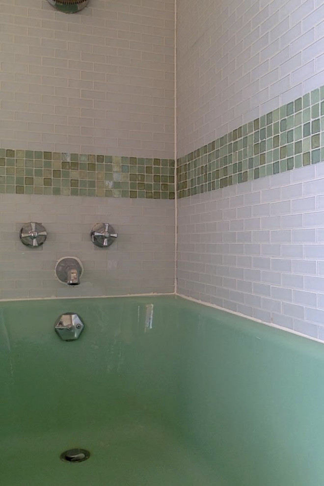 Imagen de cuarto de baño principal retro de tamaño medio con bañera empotrada, combinación de ducha y bañera, baldosas y/o azulejos verdes, baldosas y/o azulejos de vidrio y paredes blancas