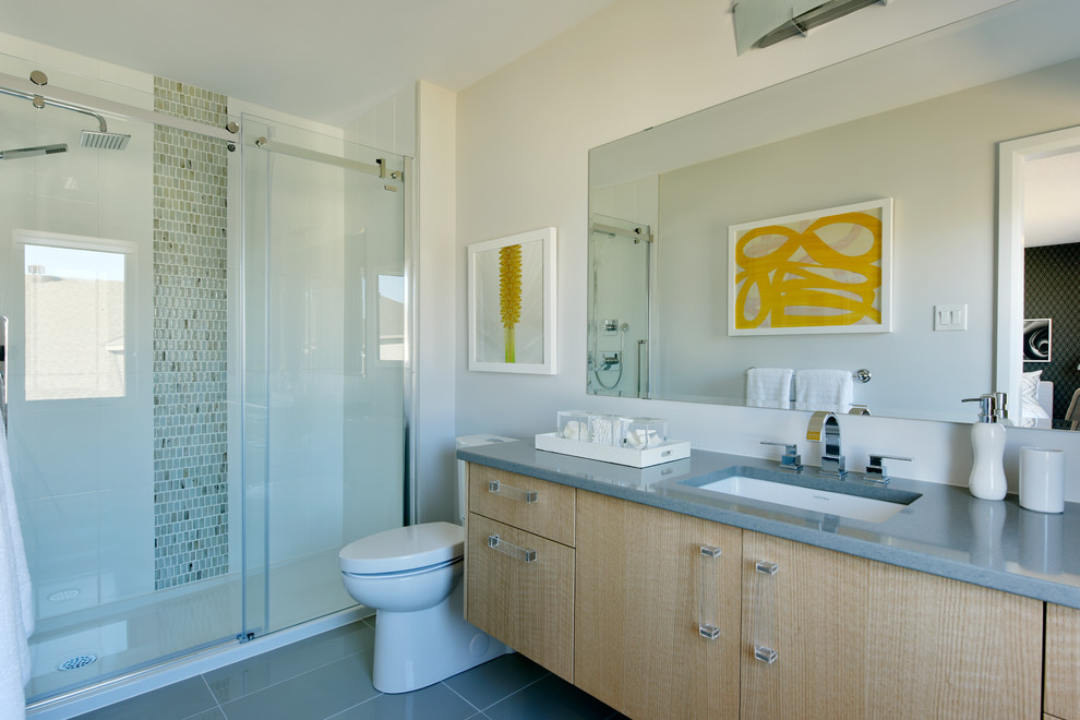This is an example of a contemporary bathroom in Ottawa.