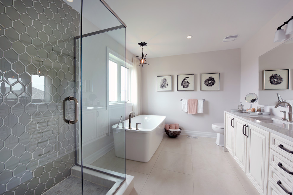 Example of a transitional bathroom design in Ottawa
