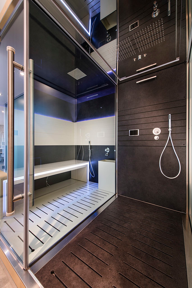 Foto di una stanza da bagno minimal con doccia aperta, doccia aperta e panca da doccia
