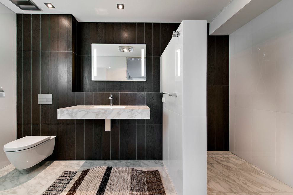 Идея дизайна: ванная комната в современном стиле с подвесной раковиной, открытым душем, коричневой плиткой и открытым душем