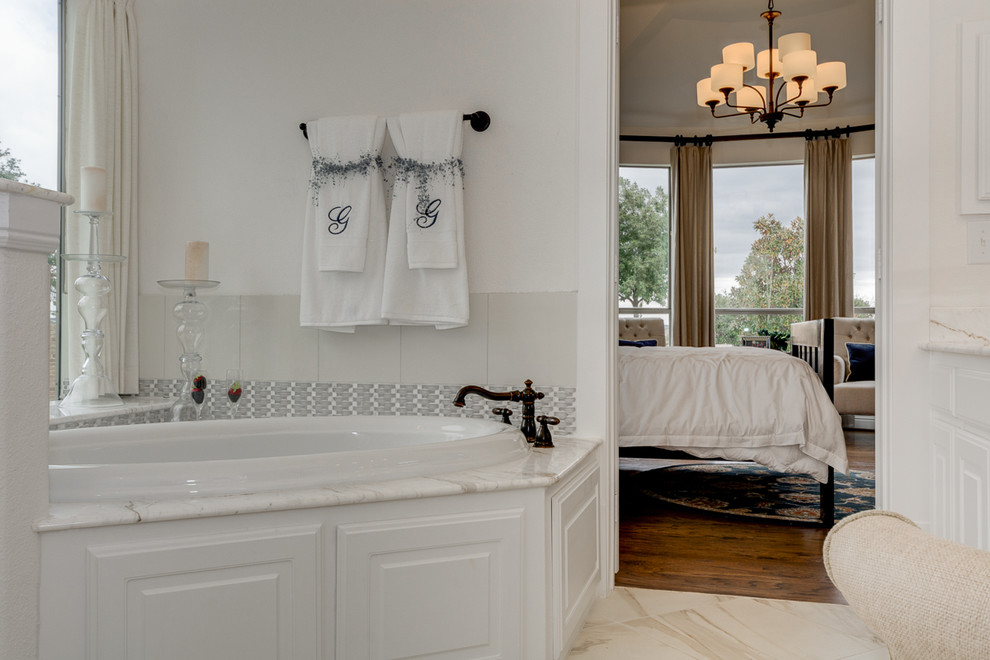 Idéer för ett klassiskt en-suite badrum, med luckor med upphöjd panel, vita skåp, ett hörnbadkar, en dusch i en alkov, en toalettstol med separat cisternkåpa, grå kakel, stickkakel, vita väggar, klinkergolv i porslin, ett undermonterad handfat och granitbänkskiva