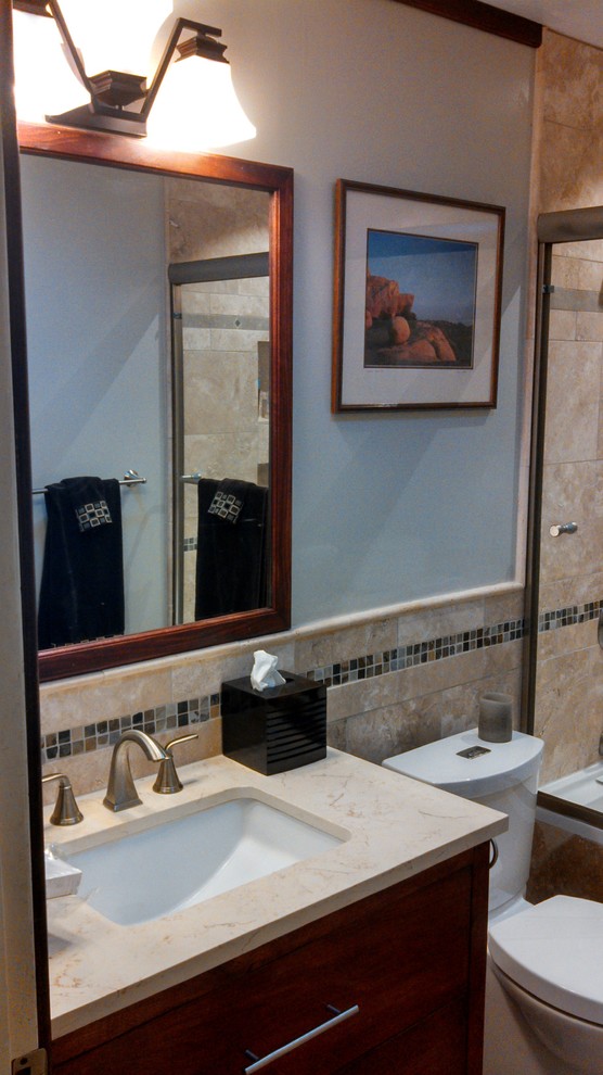 Идея дизайна: маленькая ванная комната в морском стиле с плоскими фасадами, темными деревянными фасадами, душем над ванной, серыми стенами, врезной раковиной и столешницей из кварцита для на участке и в саду