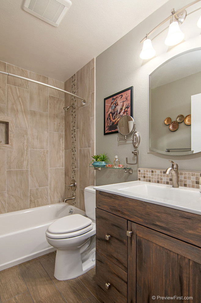Свежая идея для дизайна: маленькая главная ванная комната в современном стиле с фасадами в стиле шейкер, темными деревянными фасадами, ванной в нише, душем над ванной, унитазом-моноблоком, бежевой плиткой, коричневой плиткой, серой плиткой, разноцветной плиткой, белой плиткой, керамогранитной плиткой, бежевыми стенами, полом из керамогранита, монолитной раковиной и столешницей из искусственного кварца для на участке и в саду - отличное фото интерьера