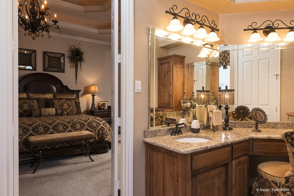 Großes Klassisches Badezimmer En Suite mit Granit-Waschbecken/Waschtisch, beigen Fliesen, Porzellanfliesen, beiger Wandfarbe, Keramikboden und Unterbauwaschbecken in Dallas