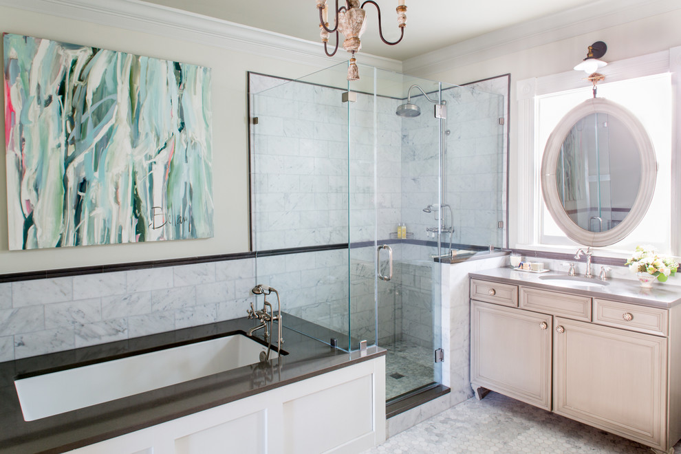 Imagen de cuarto de baño principal clásico renovado con lavabo bajoencimera, bañera encastrada sin remate y ducha esquinera