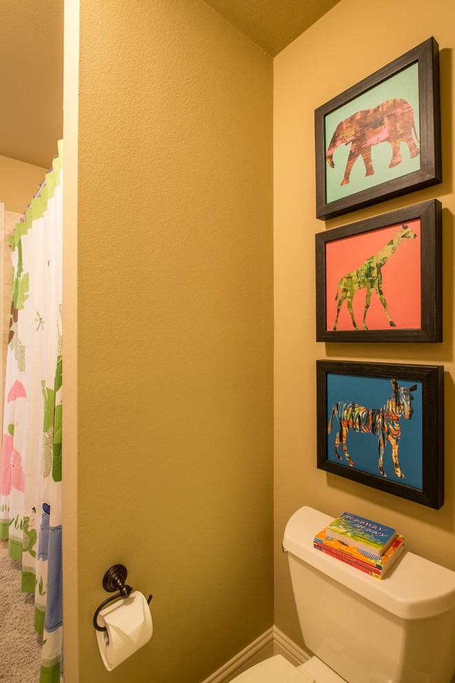 Exemple d'une salle de bain chic de taille moyenne pour enfant avec des portes de placard blanches, un carrelage beige, des carreaux de porcelaine, un mur beige et un sol en carrelage de porcelaine.