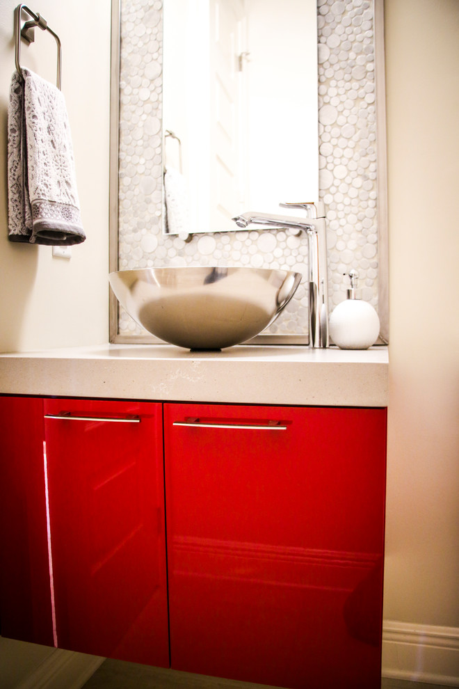 Kleines Modernes Duschbad mit flächenbündigen Schrankfronten, roten Schränken, grauen Fliesen, weißer Wandfarbe, Waschtischkonsole und weißer Waschtischplatte in Miami